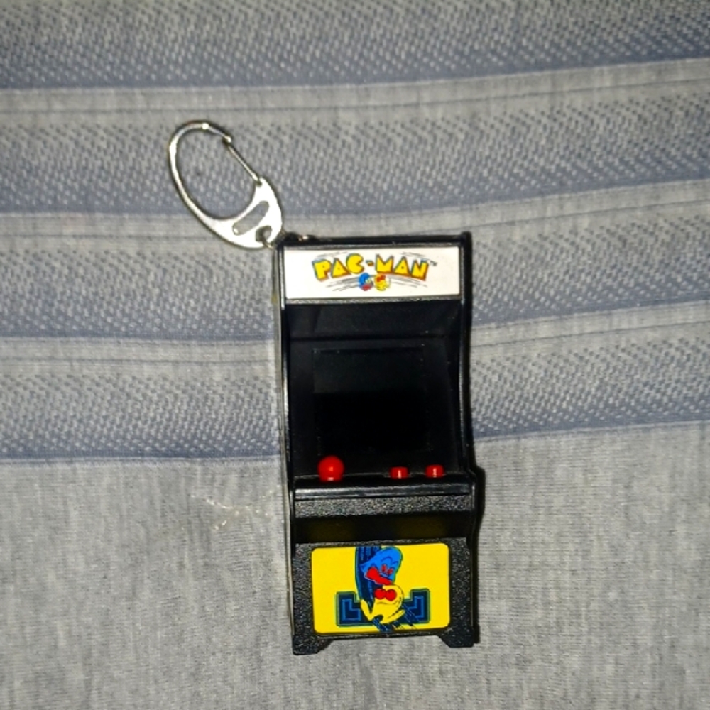 Pac-Man The Smallest Fully Functional Retro Arcade Game W/Keychain